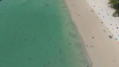 Top Down Drone View of Tourists Swimming at Railay Beach Vídeos de archivo 337292107