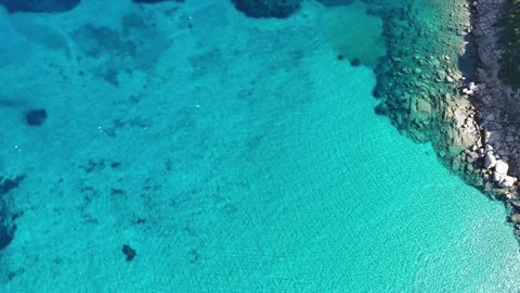 Top-Down Drone View of Turquoise Waters Over Sardinian Coast Vídeo Stock 332559147