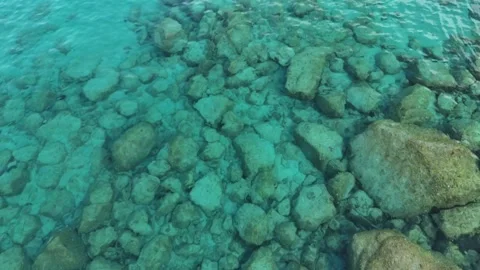 Top-Down Drone View of Turquoise Sardinian Waters with Submerged Rocks Vídeo Stock 332559150