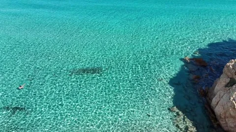Top-Down Drone View of Turquoise Mediterranean Sea Vídeo Stock 334342393