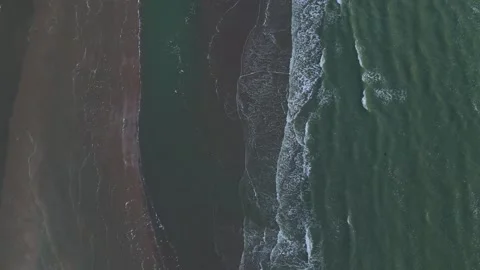 Top-Down Drone View of Waves Rolling onto the Beach | FlyLens 4K Stockbeeldmateriaal 309452314