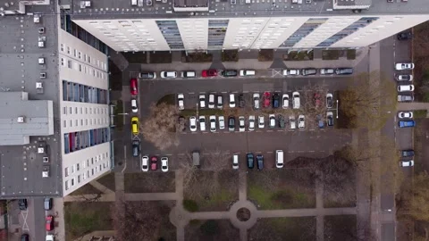 Top-down flyover of a block of residential flats with a rectangular courtyard Video stock 299255546