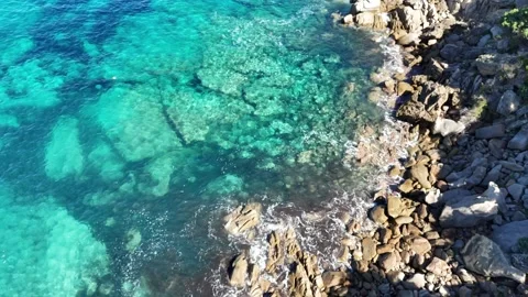 Top-Down Forward Drone Flight Over Multicolored Coastal Waters in Capo T Vídeo Stock 332353814