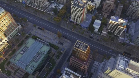 Top down golden hour drone drift over Apoquindo avenue Santiago Chile 库存影片 334682789