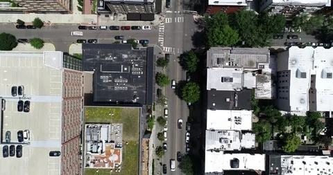 Top-down Hoboken avenue intersection with rooftop gardens and city traffic Vídeos de archivo 91155319