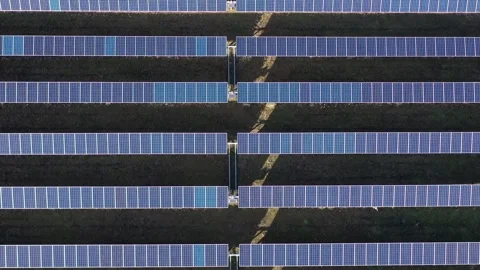 Top down lateral aerial movement over solar panel rows 库存影片 327812298