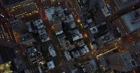 Top-Down Manhattan Streets and Rooftops at Night Vídeo Stock 75398581