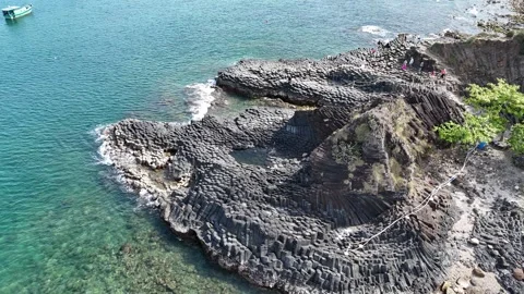 Top-down oblique orbit above Ganh Da Dia basalt reef, Phu Yen, Vietnam Vidéo 339406993