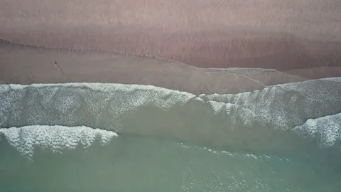 Top Down over the beach and waves at low tide Vídeos de archivo 201731598