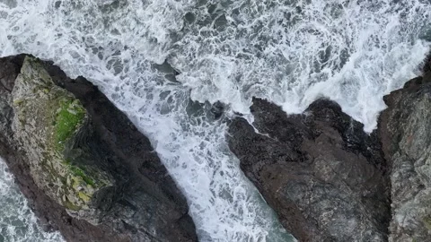 Top Down over Rocks and Waves in Slow Motion, St. Agnes Heritage Coast, Cornwall 動画素材 228381961