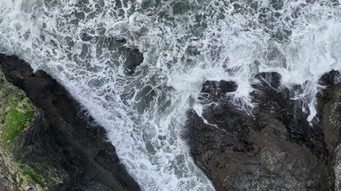 Top Down over Rocks and Waves in Slow Motion, St. Agnes Heritage Coast, Cornwall 스톡 동영상 228382009