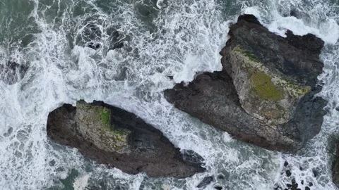 Top Down over Rocks and Waves in Slow Motion, St. Agnes Heritage Coast, Cornwall 스톡 동영상 228382305
