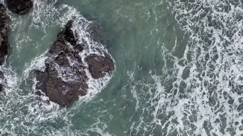 Top Down over Rocks and Waves in Slow Motion, St. Agnes Heritage Coast, Cornwall 動画素材 228515191