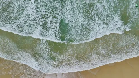 Top Down over surfers and Waves on Contis beach, Saint Julien en Born, France Vidéo 312292556