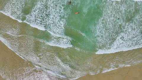 Top Down over surfers and Waves on Contis beach, Saint Julien en Born, France Vidéo 312292566