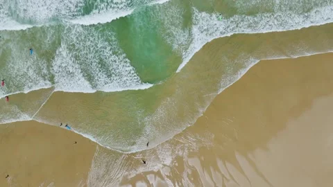 Top Down over surfers and Waves on Contis beach, Saint Julien en Born, France Vidéo 312292592