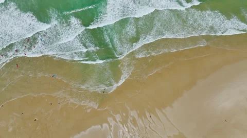 Top Down over surfers and Waves on Contis beach, Saint Julien en Born, France Vidéo 312292635