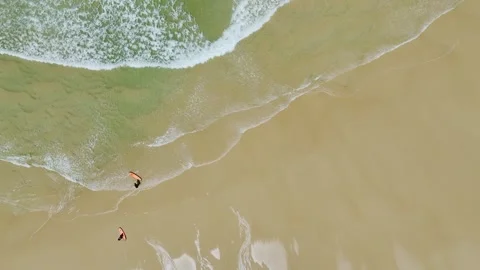 Top Down over surfers and Waves on Contis beach, Saint Julien en Born, France Vidéo 312292638