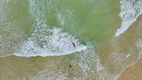 Top Down over surfers and Waves on Contis beach, Saint Julien en Born, France Vidéo 312292664