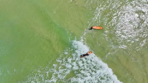 Top Down over surfers and Waves on Contis beach, Saint Julien en Born, France Vidéo 312292695