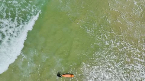 Top Down over surfers and Waves on Contis beach, Saint Julien en Born, France Vidéo 312292702