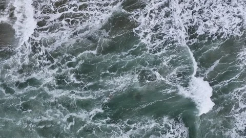 Top Down over Waves at storm in slow motion from a drone, St. Agnes, Cornwall 스톡 동영상 280090507