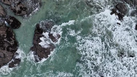 Top Down over Waves at storm in slow motion from a drone, St. Agnes, Cornwall Stockbeeldmateriaal 280090528