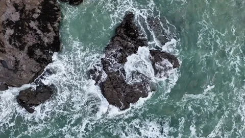 Top Down over Waves at storm in slow motion from a drone, St. Agnes, Cornwall Stockbeeldmateriaal 280090563