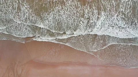 Top Down over wawes and Beach from a drone, Paignton, Devon, England Vidéo 238016027