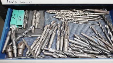 Top-down pan of assorted metal drill bits in a workshop drawer Vídeos de archivo 331407727