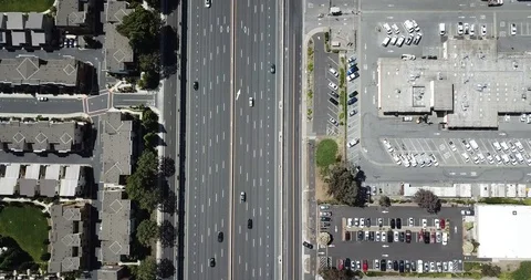 Top down pan up view of highway traffic on 101 roof top solar panels pan Vidéo 112917311