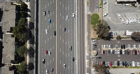 Top down pan up view of highway traffic on 101 roof top solar panels zoom Vidéo 112917320