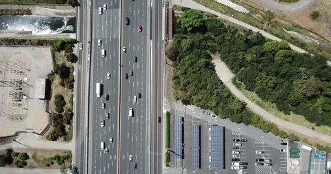 Top down pan up view of highway traffic on 101 roof top solar panels pan Vidéo 112917415