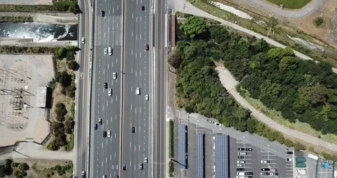 Top down pan up view of highway traffic on 101 roof top solar panels pan Vidéo 112917436
