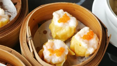 Top down panning roatating view of steamed chinese dim sum suimai Dumplings.. Video stock 294918022