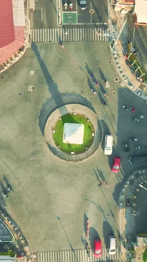 Top down perspective of historic Tugu Yogyakarta roundabout Vidéo 342585677