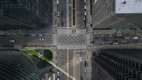 Top down pull down motion over downtown Chicago intersection with urban traffic Video stock 337312227