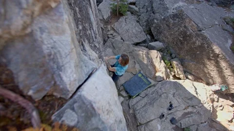 Top down, rock climber climbing up boulder, bouldering 库存影片 220306169