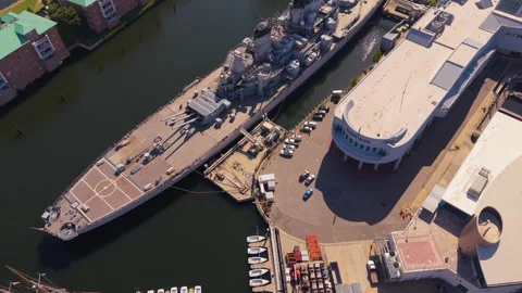 Top Down Rotating Aerial of USS Wisconsin and Nauticus in Downtown Norfolk 库存影片 336446702