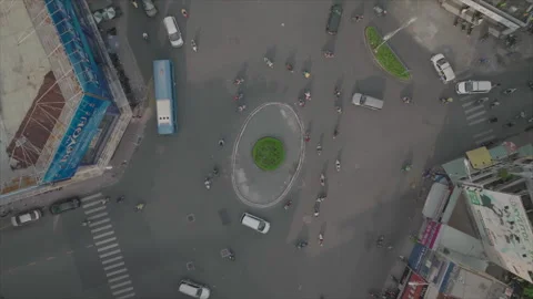 Top-down roundabout view drone gaining altitude Stockbeeldmateriaal 346605381