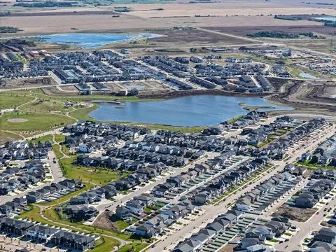 Top-down shot captures organized housing development near water body Stock-Fotos