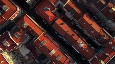 Top-down shot of historic city grid with red roofs and winding streets 库存影片 346119079