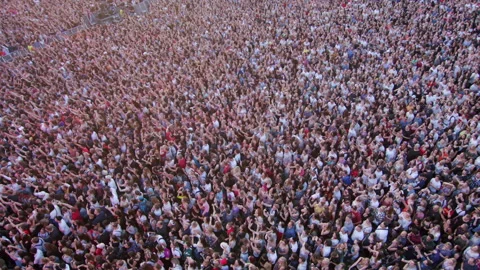 Top down shot of a huge crowd of people at a concert or music festival. 4K Stockbeeldmateriaal 221551093