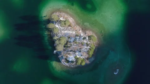 Top down shot of a small island in Lake Eibsee in the Alps, Bavaria Vidéo 167885808