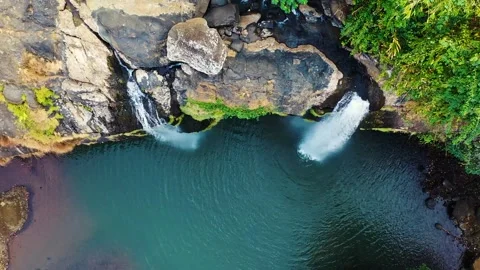 Top down shot of waterfalls cascading and flowing down from a mountain Vidéo 255152285