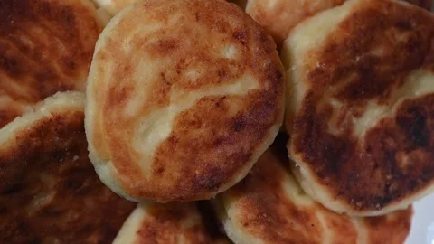 Top down slow motion spin of a fresh golden syrniki (cottage cheese pancake) Stockbeeldmateriaal 324952319