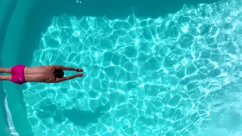Top down slow motion view of a man diving into the pool Video stock 155629178