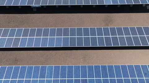 Top Down Solar Farm Rows in Geometric Pattern 4K50 Vídeo Stock 331775412