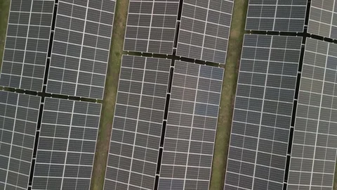 Top-down spinning aerial flight over a modern solar panel farm. 库存影片 335652223