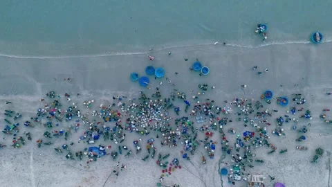 Top-down timelapse of bustling seafood market on Doc Let Beach 動画素材 337047055